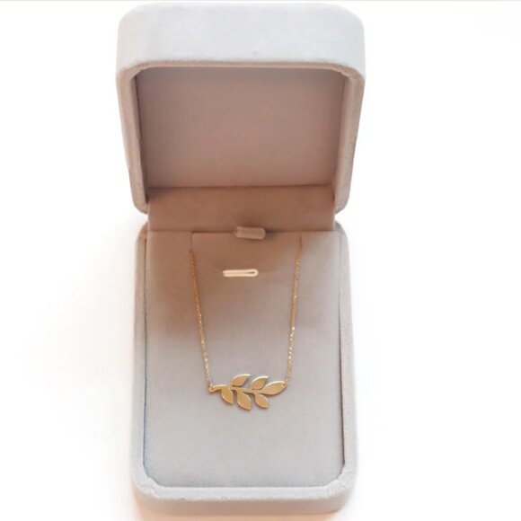 18k Yellow Gold Leaf Necklace - Picture 3 of 9